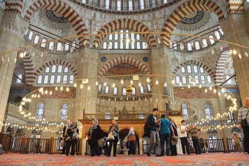 gezi VE TABİİ Kİ SELİMİYE Selimiye Camii, bir tepe üzerine inşa edildiği ve Edirne de fazla yükseltiye sahip bir şehir olmadığı için neredeyse şehrin her yerinden görünüyor.