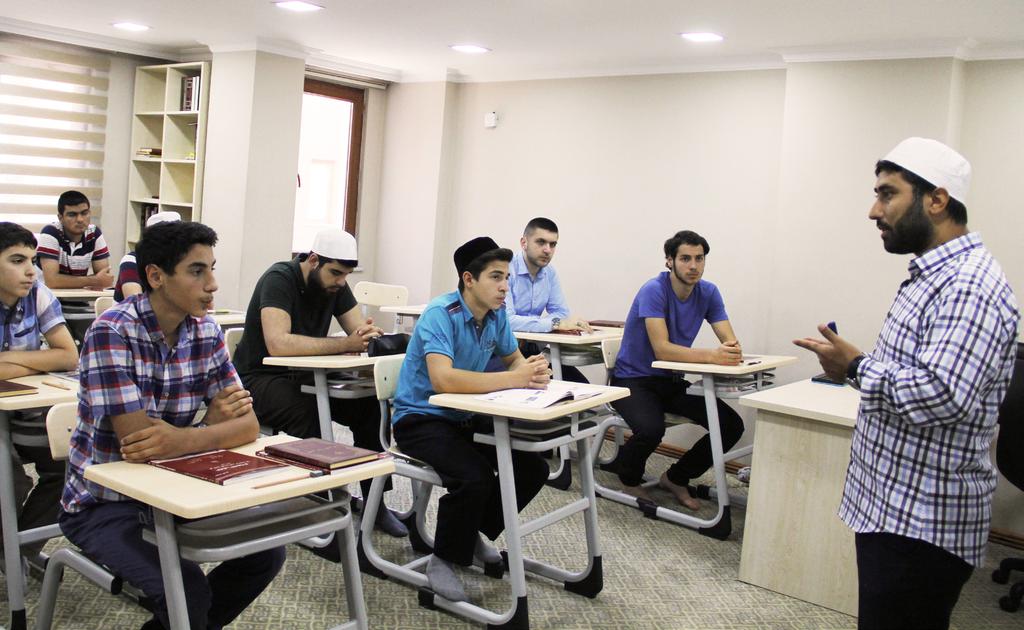 Silsiletu l-lisân / Metin Çözümlemeleri Bir önceki sene Silsiletu l-lisân Pratik Arapça serisinin 6 kitabını sonlandıran ikinci sınıf öğrencileri, bu dönem serinin 7.