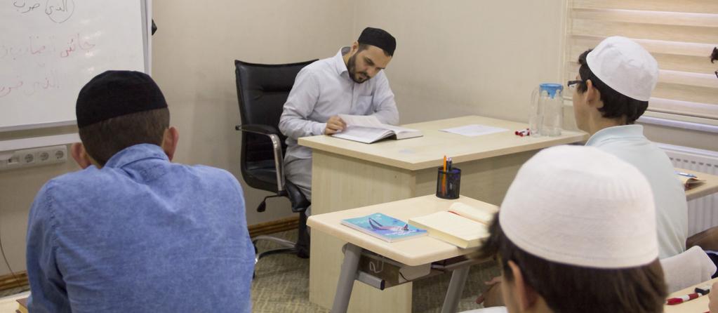 Kütüb-i Sitte / Buhâri Okumaları Üçüncü ve dördüncü sınıf öğrencilerinin katıldığı dersi, Suriyeli muhaddis Muhammed Mucîr el-hatîb Hoca vermiştir.