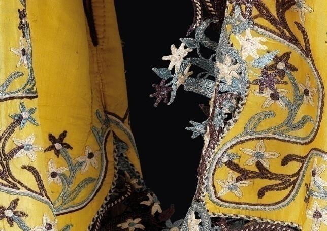 Kordonların Oya Biçimde Tutturularak Kullanıldığı Kenar Süslemeleri Kordonla yapılan kenar süslemelerinin farklı bir uygulama türü ise Osmanlı dönemi kadın giyiminin bir parçası olan entarilerdeki