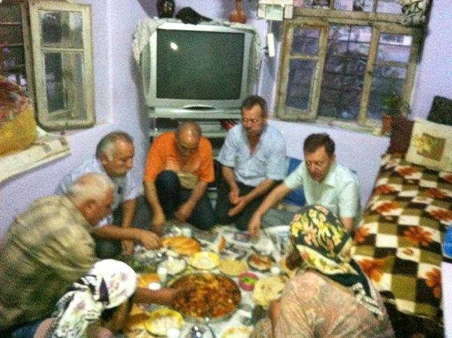 4. Mersin in Akdeniz İlçesi nde halkın kanaat önderleri ve vatandaşlarla iftar yemeğinde buluştu. 05.08.2012 5.