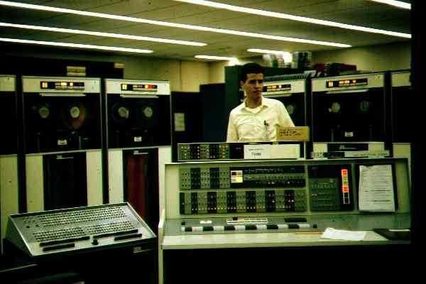 Üçüncü Kuşak Bilgisayarlar -1964-1971 Entegre Devreler Bir işletim sisteminin merkezi bir programın kullanılması ile tek seferde birden fazla uygulamayı