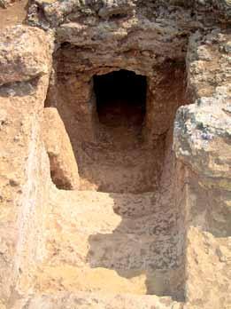 KAZI RAPORLARI EXCAVATION REPORTS kazılar sırasında, kireç taşı ve pişmiş toprak plakalarla, almaşık bir tarzda örülmüş, asıl zeminden fazla yüksek olmayan bir yükselti ortaya çıktı.
