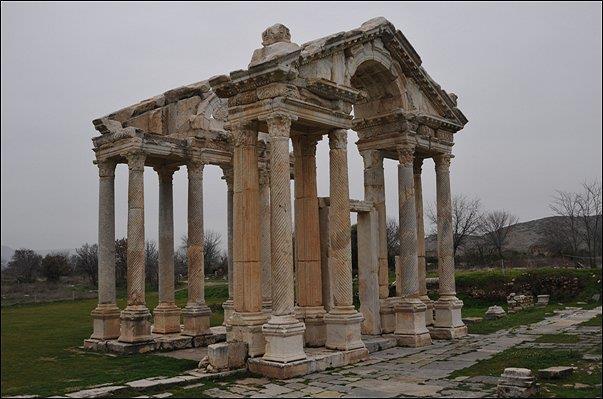 yüzyıllar arasında bütün Akdeniz dünyasında büyük üne kavuşan, başta Roma olmak üzere, İmparatorluğun dört bir yanında imzalarını taşıyan eserleri bulunan heykeltıraşlar yetiştirmiştir.