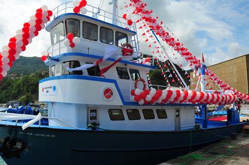 SU ÜRÜNLERİ FAKÜLTESİ-5 30 metrelik araştırma gemisi: İnebolu limanına demirli olan gemimiz karadenizde yürütülen projelerde ve öğrenci uygulamalarında aktif olarak kullanılmaktadır.