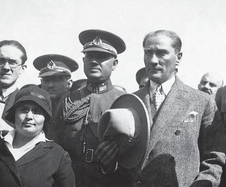 aktüalite 13 Buna Şapka Derler Mustafa Kemal Atatürk, Türk insanını her alanda layık olduğu çağdaş ve uygar düzeye çıkarabilmek için değişiklikler tasarlarken, dış görünüşüyle de bunun altını çizmesi