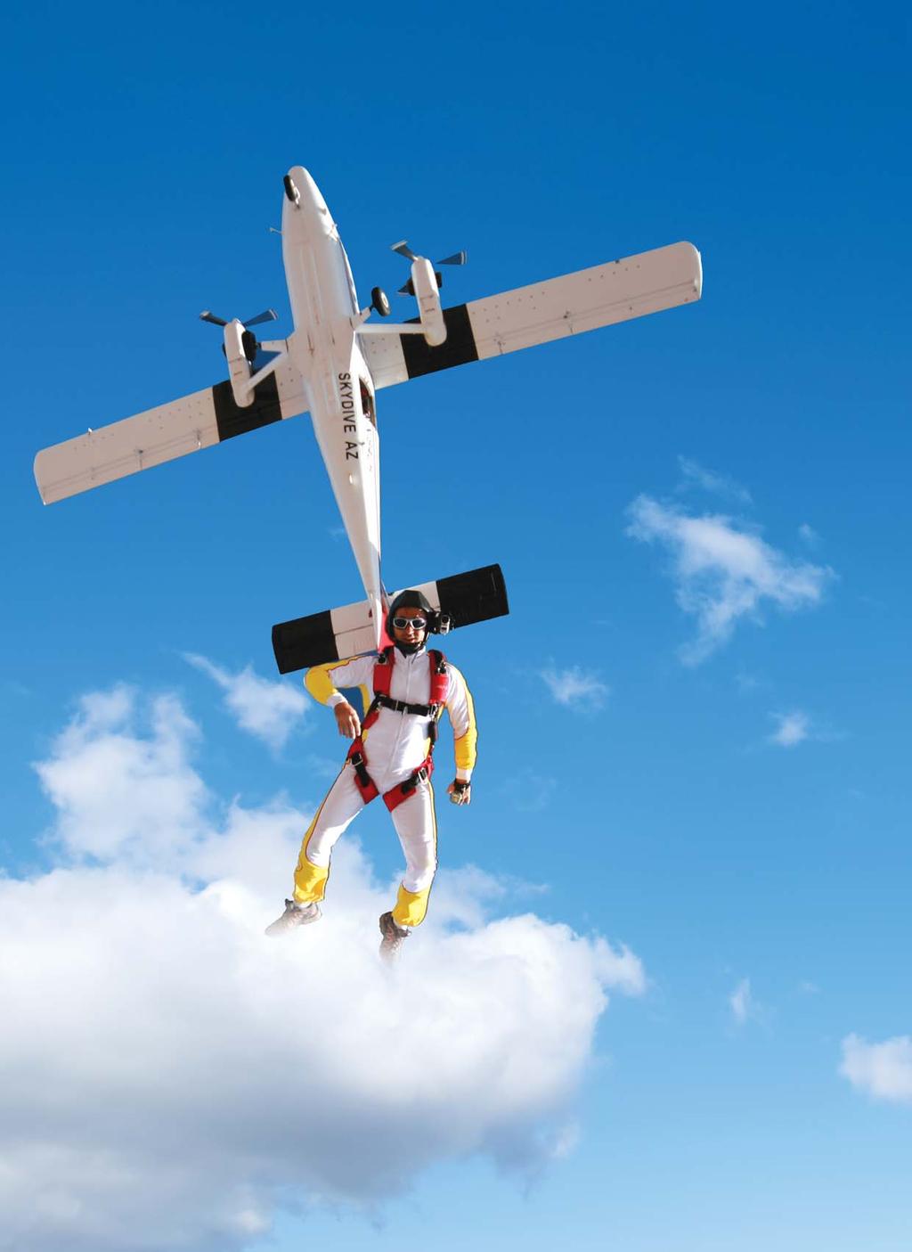hobi 70 Serbest paraşüt sporu, Kaan Özenmiş 90 için Ulus taki paraşüt kulesine gitmesi ve oradan atlayış yapmasıyla başlar ve bu spor daha sonra kendisi için bir yaşam tarzı haline gelir.