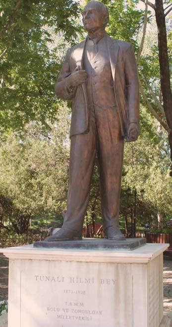 Ankara da zaman 73 Cumhuriyet Anıtı Kuğulu Park İtalyan sanatçı Pietro Canonica nın eseridir. Atatürk bu heykelde askeri üniformalı, ayakta ve kılıcına dayanmış olarak tasvir edilmiştir.