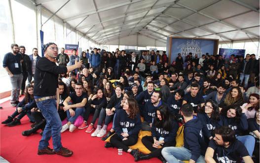 öğrencilerin CV lerini almaktadır. Etkinlik, kariyer odaklı farklı alanlara hitap ederek, 3 gün boyunca 10.00-18.