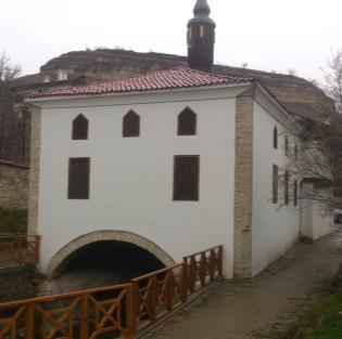 Lütfiye cami Akçasu deresinin iki yanındaki kaya üzerine yuvarlak kemerlere oturtularak inşa edilmiştir.