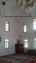 Ayrıca caminin iki yanında dikdörtgen taş söveli sivri kemer alınlıklı (görünümlü) iki pencere bulmaktadır. Şekil 1.
