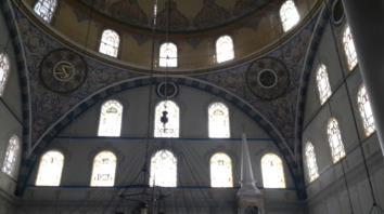 Caminin inşasının Kazdağlı olarak tanınan Mehmet Paşa tarafından yaptırıldığı bazı kaynaklarda belirtilmesine rağmen camiye ait kitabede böyle bir isme