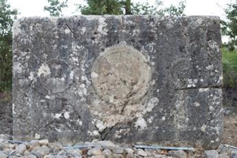 Phaselis Antik Kentinde 2017 Yılında Gerçekleştirilen Yüzey Araştırmaları ve Kazı Çalışmaları 309 köpek ve yavru keçi tasvirlerine de yer verilmiştir. Kırtepe mevkiinde bulunan lahit mezar (Fig.