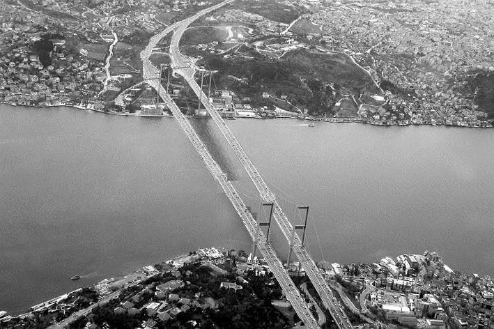 Tekst 1 Belediye, Halkı Araba Almaya Mahkum Etti Fatih Sultan Mehmet Köprüsü ve Haliç Köprüsü nde bir hafta önce başlayan bakım çalışmaları İstanbul trafiğini felç etti.