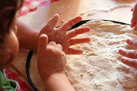 E allora assecondiamoli e insegniamo loro a fare la pizza: si divertiranno e impareranno un arte facile, allegra e gustosa. Mutfak, yemek yiyenleri de pişirenleri de mutlu eden bir alan.