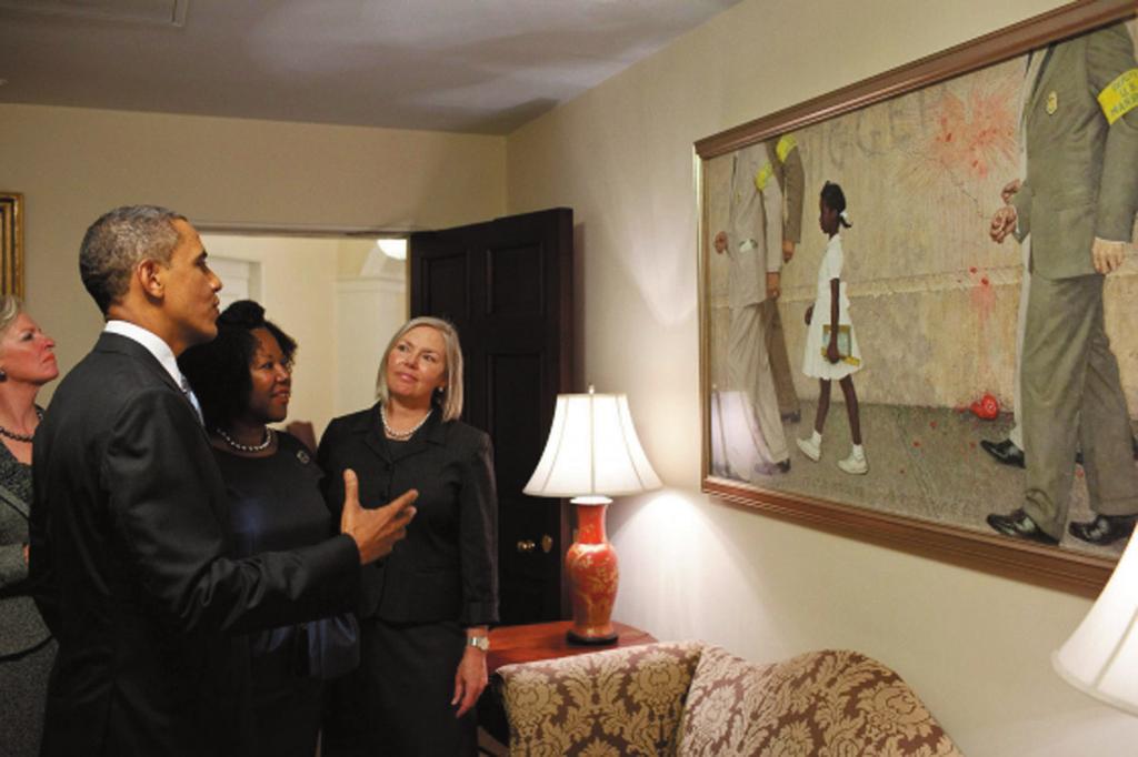 Amerikan Baflkan Barack Obama da, Ruby Bridges Hall un kendisini 15 Temmuz 2011 deki ziyaretinde, Oval Ofis te sergilenen tablonun önünde.