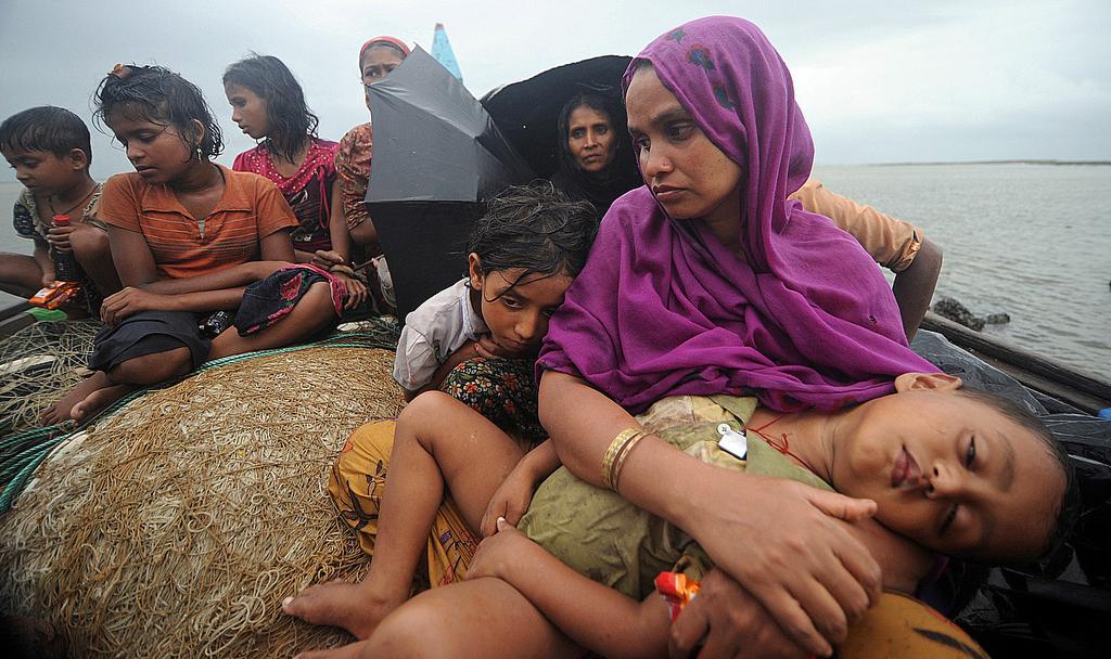 ARAKAN RAPORU 13 Mültecilik Problemi Burma askerî yönetiminin baskıları nedeniyle sınırları dışında mülteci olarak yaşamaktadır. Mültecilik statüsü tanınan ya da tanınmayan 200.