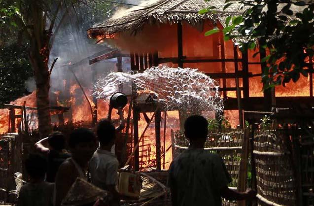 Birkaç ay içerisinde sayıları 300.000 i aşan yavaş çekilmiş, onların yerini Müslümanların evlerini yağmalayan, ateşe veren ve hayvanlarını çalan yerli Rakhineler almıştır.