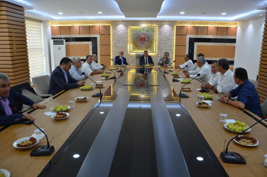 Malatya kayısısının tanıtımı ve Malatyalıların ne kadar misafirperver olduklarını göstermek adına küçük ambalajlar halinde dağıtılan kayısıları sarı-lacivertli taraftarların da çok sevdiği gözlendi.