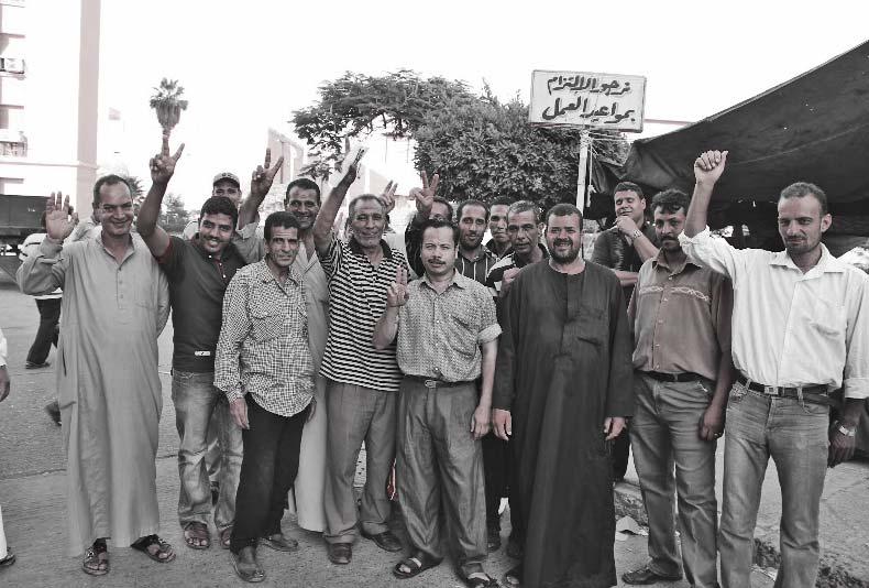 DÜNYA İŞÇİ HAREKETİNDEN Dünyada İşçi Eylemleri Sürüyor Mısır da binlerce tekstil işçisi grevde Sanayi şehri Mahalla da bulunan Dokuma ve Tekstil Fabrikasında çalışan binlerce işçi, ikramiyelerinin
