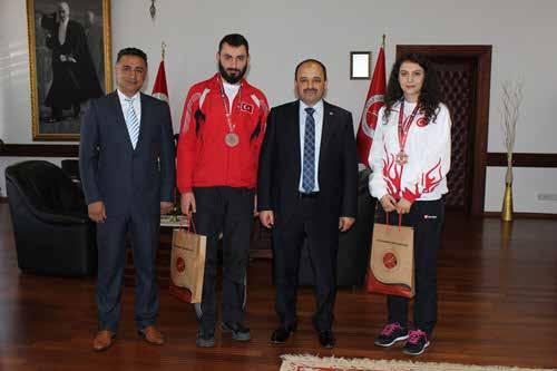 ÜNİVERSİTE SPOR TAKIMLARI FAALİYETLERİ 24-28 Şubat 2016 tarihlerinde Antalya da düzenlenen Türkiye Üniversitelerarası Badminton I. lig müsabakalarına Öğr.Gör.Zafer ŞAHİN ve Okt.