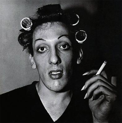 Görsel 4: Diane Arbus, Bigudili Genç Adam, 1966, Jelatin Gümüş Baskı Diane Arbus un fotoğrafladığı bu genç adam, bigudileri, alınmış kaşları ve boyalı tırnaklarıyla objektife dişil bir ifadeyle