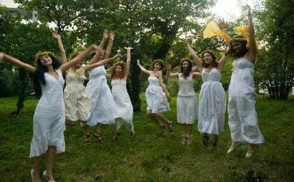 Drăgaica (Sânzâienele olarak da bilinir) Yaz gün dönümünü kutlamak için 24 Haziran da kullanan bir ritüeldir. Drăgaica iyi bir peridir ve kutlama onun onuruna yapılır. Ritüel genç kadınları içerir.