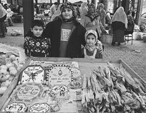 Tekst 12 HENÜZ 13 YAŞINDA Kastamonu'nun İnebolu İlçesi'nde babaannesinin yanında kalan 13 yaşındaki Arzu, 2 küçük kardeşinin geçimini sağlamaya çalışıyor.