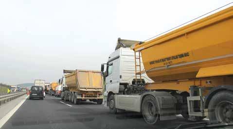 Yönetmeliğe göre; damperli kamyonların damperlerinin kalkık durumda trafikte seyretmesini önleyecek tedbirler kapsamında önlemler bulunuyor.