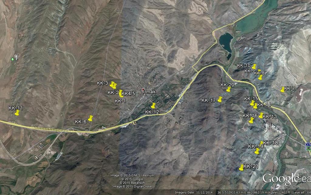 bulunmaktadır (Şekil 6, 7, 8). Arazi çalışmalarında 21 noktada örnek alınmıştır.irmak çevresindeki sağlam serpantinitlerin koyu mavi - siyah tonlarda olduğu belirlenmiştir.