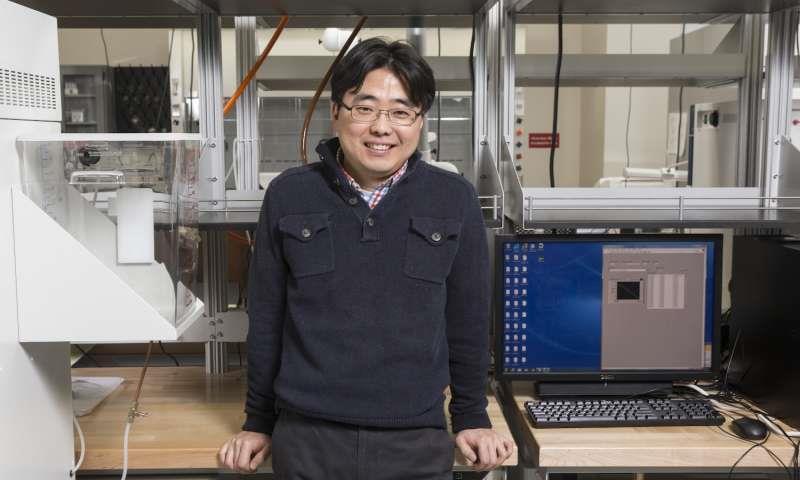 8. Biyomolekülleri yakalayan grafen cımbız Minnesota Üniversitesi nde Profesör Sang-Hyun Oh ve ekibi; grafenden yaptıkları elektronik sistemle, bir çözelti içindeki biyomolekülleri tek tek yakalamayı