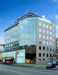 500 m 2 olan 6 tarihi binanın rekonstrüksiyonunu yaparak modern ofis binaları haline getirmiştir.