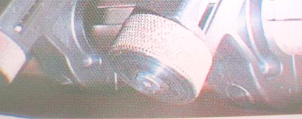 Makinenin ön tarafında bulunan doku çekim aparatı ile çekim işlemi; ilmek sıklığını ayarlamak ve ilmeği rahat atmak amacıyla yapılmaktadır