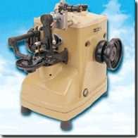 Teğel/ yan dikiş makinesi; kol bitiştirme ve kenar dikimleri için kullanılan makinedir (Şekil 1.20.b).