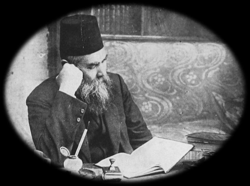 Ahmet Mithat Efendi 1844 yılında İstanbul'da doğdu. Küçük yaşta, babası ölünce Mısır Çarşısı'nda çıraklığa verildi. Burada çalışırken okuma yazma ve Fransızca öğrendi.
