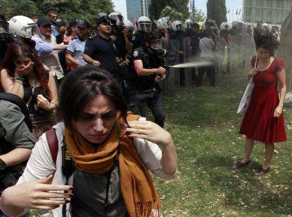 Uluslararası haber ajansı Reuters ten, 30 yıla damgasını vuran fotoğraflar Gezi direnişi sırasında
