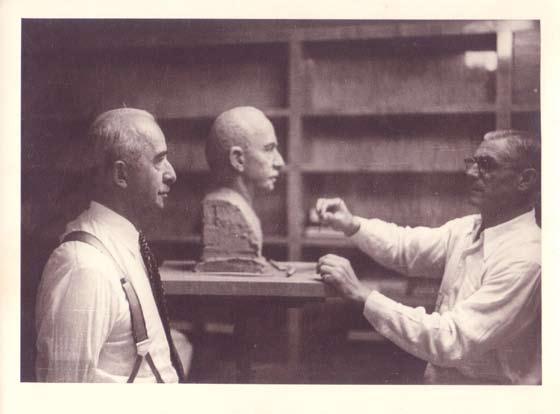 Der Bildhauer Rudolf Belling mit dem ehemaligen Staatspräsidenten Ismet Inönü, der Atatürk 1938 im Amt nachfolgte Fotografie Istanbul, um 1940 Rudolf-Belling-Archiv, Krailling
