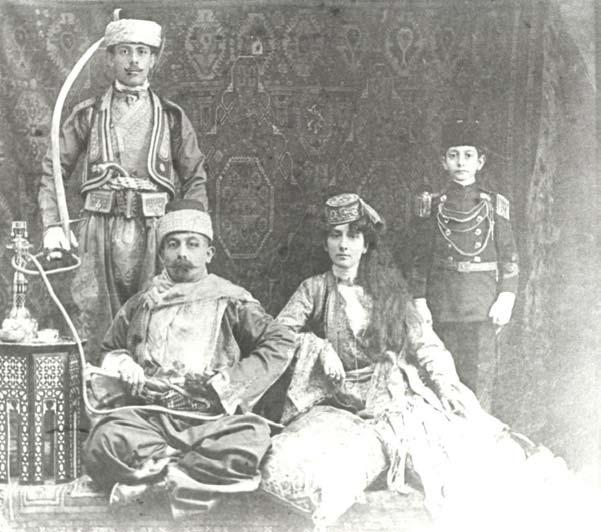 Sabetai Gabai (1860 1942) mit den Kindern Dilber (1880 1962), Süleiman (1884 1964) und Leon (1893 1954) auf einer Werbefotografie für Orient-Gabai München, 1903/04 Privatbesitz Sabetai Gabai (1860