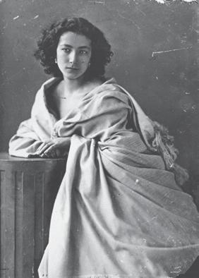 almaktaydı. Sergide bizi önce tiyatro sanatçısı Sarah Bernhardt ın portresi karşıladı.
