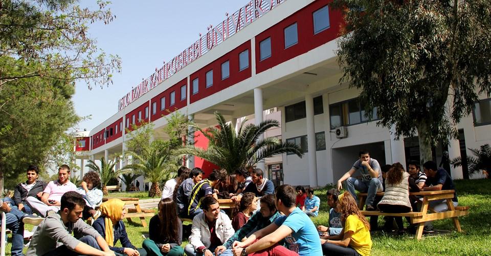 Konaklama İzmir de kiralar çoğu büyük şehire kıyasla oldukça düşüktür. Ayrıca Üniversitemiz hemen içinde hem kız hem de erkek öğrencileri için devlet yurtları bulunmaktadır.