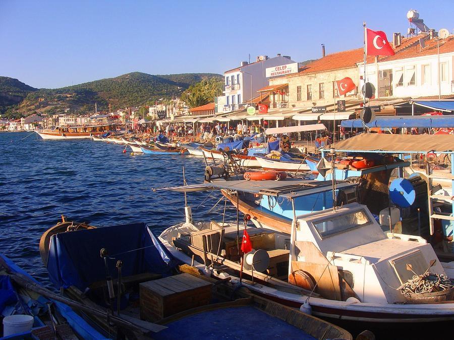 Eski Foça Eski Foça hem İzmir in diğer plaj kalabalıklarından uzak bir sessizlik öneriyor hem de ucuz mekanlarıyla sizi kendine çekiyor. Buraya ulaşım ise oldukça ucuz.