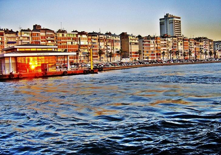 İzmir rahat bir şehirdir.. Bizce bir öğrencinin en rahat edebileceği şehirlerden biridir. Bir öğrenci için her şeyden önce yaşam şartları önceliklidir.