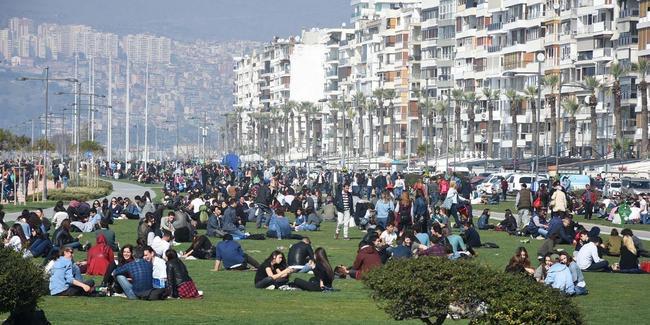 SEHİR HAYATI İzmir modern bir şehirdir ve bunu yaşam tarzına