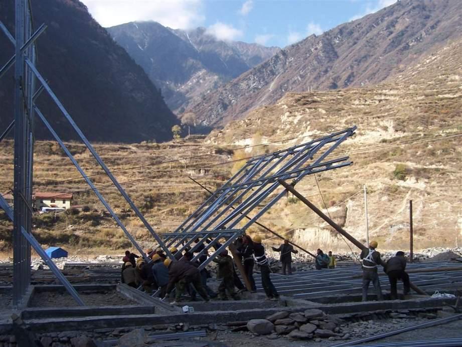 22 CHEN-YU, CHIU Şekil 4: Yangliu Köyü'nde işbirlikçi inşaat sırasında çekilen fotoğraf. Abazhou, Sichuan, China, 2009. Kaynak: Atelier-3.