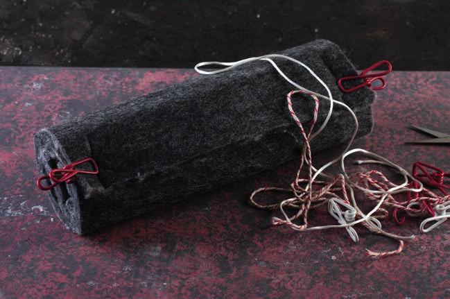 55 SİYAH KEÇE VATKA Siyah Keçe Vatka Orjinal veya rejenere siyah elyaftan üretilen bir vatka türüdür. Mobilya, otomotiv ve tekstil sektörlerinde istenilen ölçü ve ebatlarda üretilebilir.