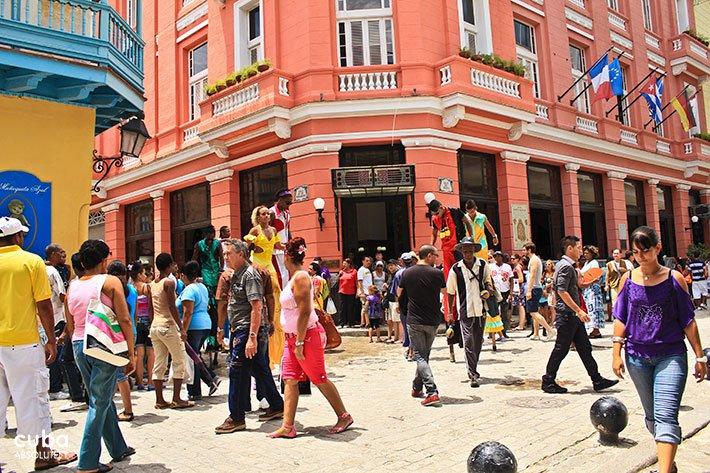 2 Mayıs 2018 Havana Ekstra Hemingway Gezisi Sabah kahvaltıdan sonra sahil şeridi Malecón (Avenida de Maceo) boyunca ilerleyerek Amerika Birleşik Devletleri Büyükelçiliği görevini gören binayı işaret