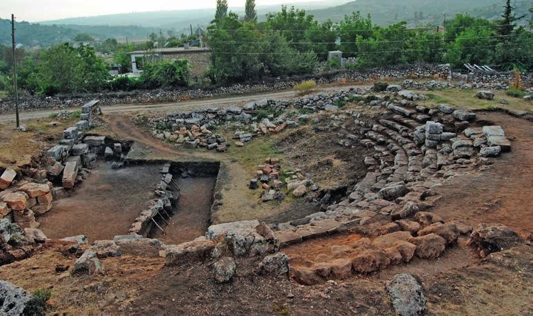 Res. 1 Tiyatro Fig. 1 Theatre mimari malzemeden olasılıkla taş plakaların orkestra zeminini kapladığı düşünülmektedir.