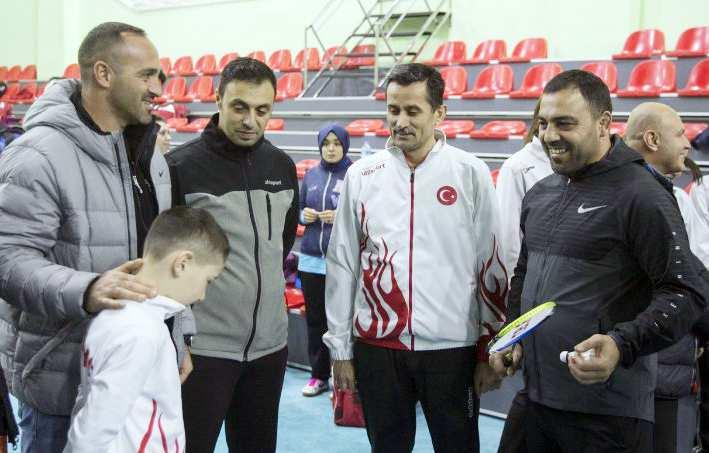 1 No'lu Sentetik Saha'da oynanacak olan maçlarda saat 10.00'da Eti Li- sesi Gençlikspor ile Mimarsinan Gençlikspor, saat 12.