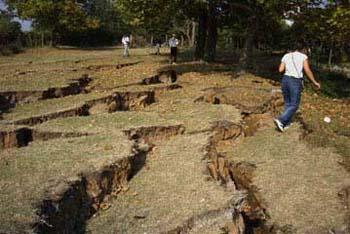 oluşturur. Solda 1999 Düzce depremi yüzey kırığı.