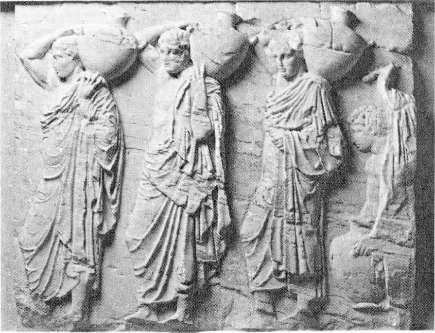 Parthenon Parthenon'daki kabartma heykeller Phidias'ın yönetimi altında yapılmıştır. Elbise kıvrımlarının zarafeti ve tüm kompozisyondaki görkemli havada bu ustanın etkisi kolaylıkla sezilir.